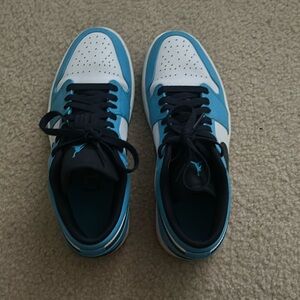 Nike Jordans Men’s 7.5. Light and Dark Blue.